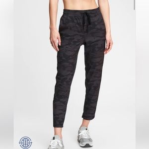 GAP FIT | RUN AROUND JOGGERS